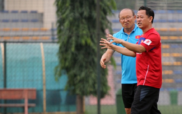 Trợ lý ngôn ngữ Lê Huy Khoa được ví như cánh tay phải của HLV Park Hang Seo Park Hang Seo, Lê Huy Khoa, ĐT Việt Nam, cánh tay phải, bóng đá Việt Nam