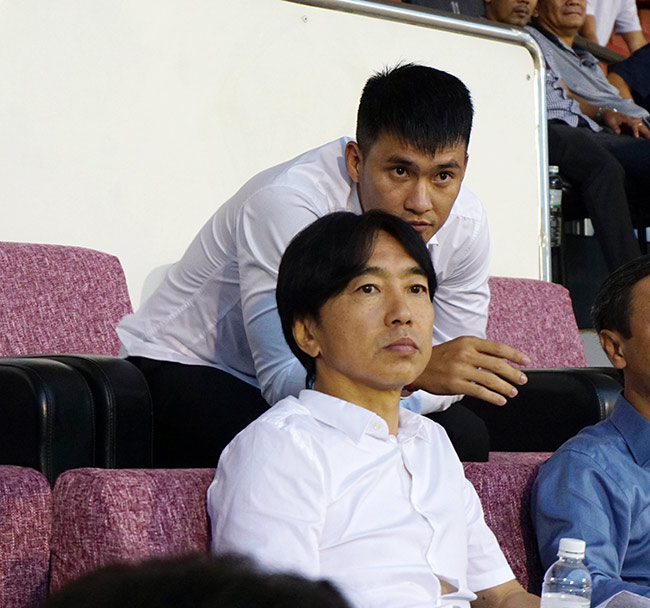 Công Vinh và ông thầy cũ Miura nhận được rất nhiều sự chú ý trên sân Thống Nhất. Ảnh: Khampha hlv miura, tphcm, cong vinh,than quang ninh, vleague