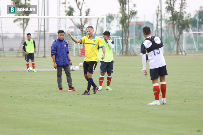 Giggs tích cực hướng dẫn các học viên trong bài tập đối kháng. Ảnh: Soha giggs toi viet nam, scholes, giggs và scholes, pvf
