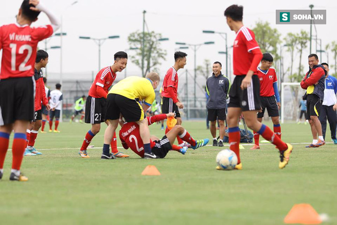 Scholes ôm lấy một cầu thủ trong phần đá ma. Ảnh: Soha giggs toi viet nam, scholes, giggs và scholes, pvf
