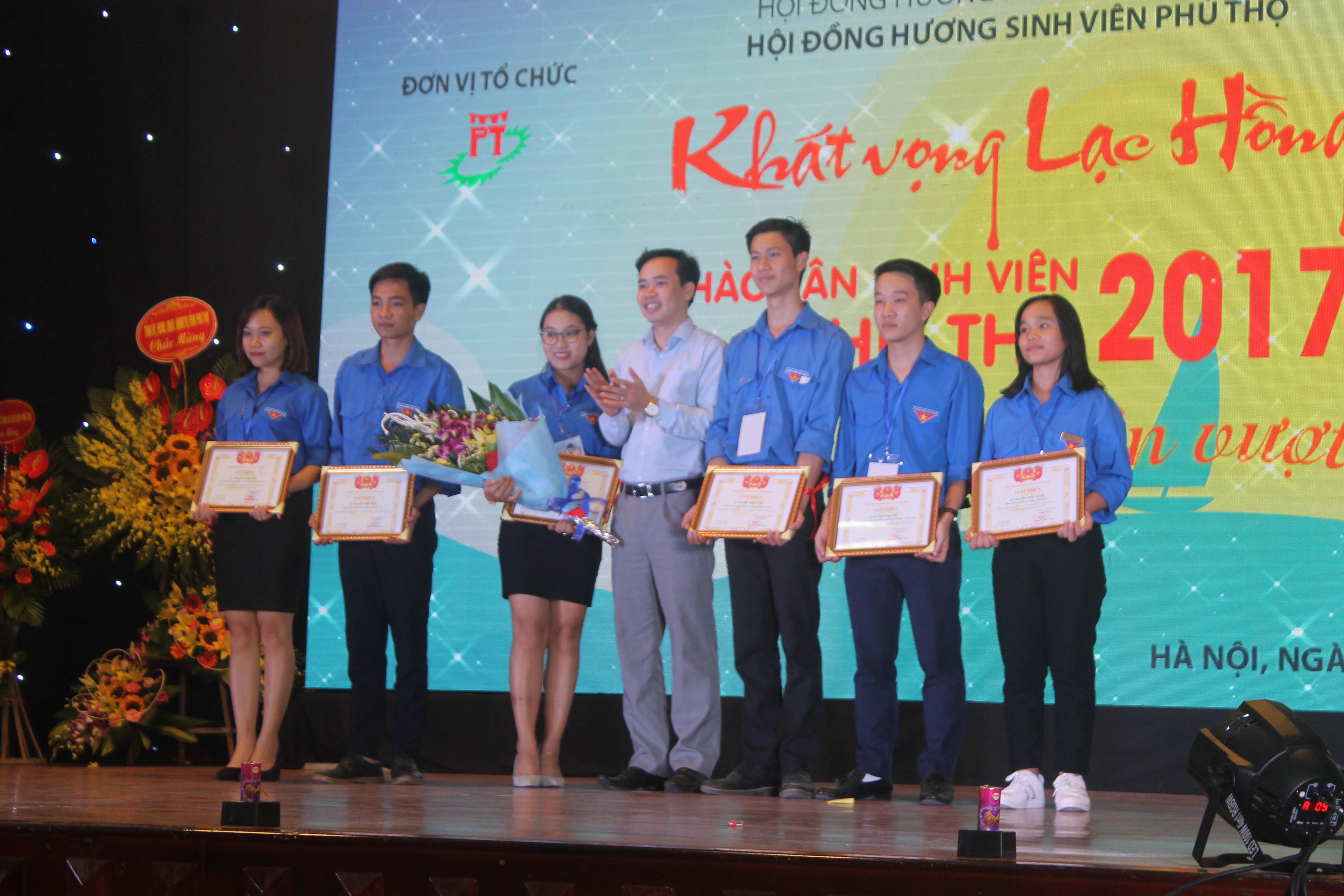 Những thành viên chủ chốt của HĐH sinh viên Phú Thọ nhận bằng khen Khát vọng lạc hồng 2017, Xuân Bắc