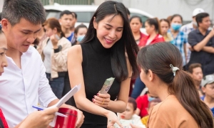 Vợ chồng Công Vinh trao gần 1 tỷ đồng cho công nhân đón tết Vợ chồng Công Vinh trao gần 1 tỷ đồng cho công nhân đón tết