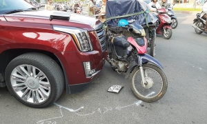 Xe máy đâm Cadillac Escalade ESV hơn 10 tỷ đồng và hành hung tài xế Xe máy đâm Cadillac Escalade ESV hơn 10 tỷ đồng và hành hung tài xế
