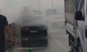 Hà Nội: Ô tô Mercedes bất ngờ bốc cháy trên đường vành đai 3 Hà Nội: Ô tô Mercedes bất ngờ bốc cháy trên đường vành đai 3
