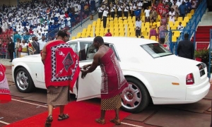 Choáng: Vua Swaziland mua 19 chiếc Rolls-Royce tặng 14 người vợ Choáng: Vua Swaziland mua 19 chiếc Rolls-Royce tặng 14 người vợ
