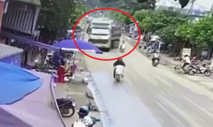 VIDEO: Tài xế xe Ben đánh lái đẳng cấp, cứu sống 2 thanh niên đi xe máy VIDEO: Tài xế xe Ben đánh lái đẳng cấp, cứu sống 2 thanh niên đi xe máy