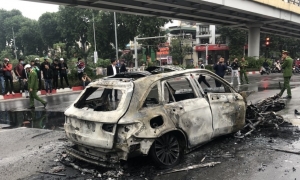 Nữ tài xế lái Mercedes tông liên hoàn chết người, xe cháy trơ khung Nữ tài xế lái Mercedes tông liên hoàn chết người, xe cháy trơ khung