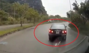 Toyota Corolla Altis bất chấp đi lùi để tránh kiểm tra nồng độ cồn Toyota Corolla Altis bất chấp đi lùi để tránh kiểm tra nồng độ cồn