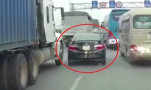 VIDEO: Xe con suýt biến dạng vì đi vào điểm mù xe container VIDEO: Xe con suýt biến dạng vì đi vào điểm mù xe container