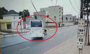 VIDEO: Tài xế xe khách phanh cháy lốp cứu xe máy thoát chết VIDEO: Tài xế xe khách phanh cháy lốp cứu xe máy thoát chết