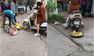 Người phụ nữ đi Honda Lead cán nát mẹt hoa quả của bà lão bán rong Người phụ nữ đi Honda Lead cán nát mẹt hoa quả của bà lão bán rong