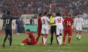 Cựu trọng tài FIFA: 'Thẻ đỏ cho cầu thủ UAE là chính xác' Cựu trọng tài FIFA: 'Thẻ đỏ cho cầu thủ UAE là chính xác'