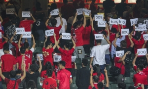 CĐV Hồng Kông dùng 'ngón tay giữa' để cổ vũ cho ĐTQG tại VL World Cup CĐV Hồng Kông dùng 'ngón tay giữa' để cổ vũ cho ĐTQG tại VL World Cup