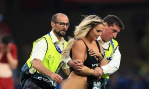 Fan Liverpool: 'Tôi bất ngờ khi cô ấy kéo váy lên' Fan Liverpool: 'Tôi bất ngờ khi cô ấy kéo váy lên '