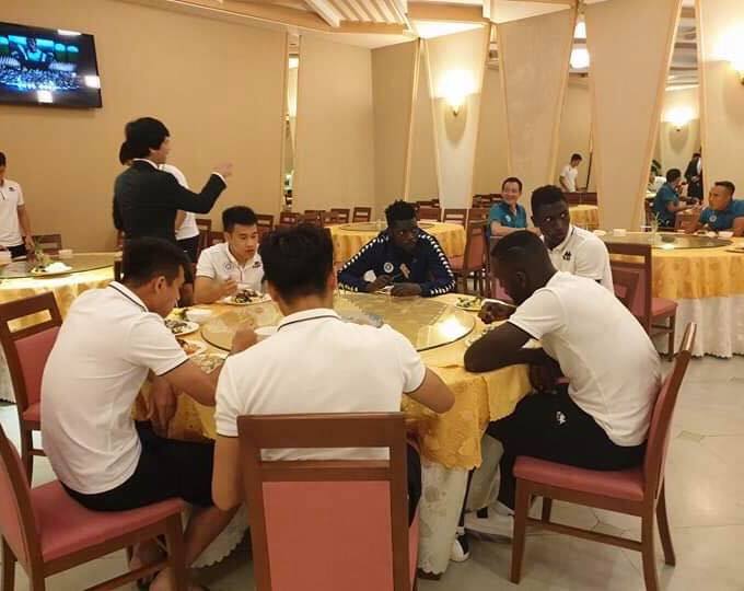 Hà Nội FC sẽ được Đại sứ quán Việt Nam tại Triều Tiên hỗ trợ tối đa khi ở đây. Ảnh: Đại sứ Lê Bá Vinh Hà Nội FC, Quang Hải, AFC Cup, Đại sứ quán Việt Nam