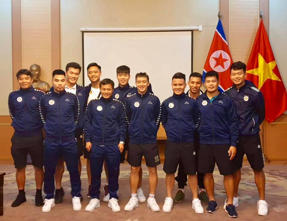 Hà Nội FC chụp ảnh tại Đại sứ quán Việt Nam tại Triều Tiên. Ảnh: Đại sứ Lê Bá Vinh Hà Nội FC, Quang Hải, AFC Cup, Đại sứ quán Việt Nam