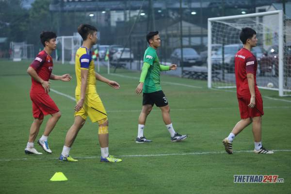 Nguyên Mạnh tập luyện cùng nhóm cầu thủ chấn thương. Ảnh: Lê Thành Nguyên Mạnh, HLV Park Hang Seo, ĐTVN
