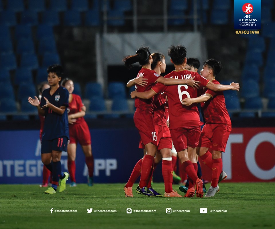 U19 nữ Việt Nam ăn mừng bàn thắng của đội trưởng Nguyễn Thị Tuyết Ngân. Ảnh: AFC Hai bàn thắng trong hiệp 2 giúp U19 nữ Việt Nam đánh bại U19 nữ Thái Lan tâm phục khẩu phục.