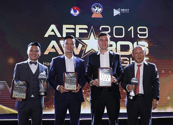 Văn Lâm cùng các đại diện Việt Nam tại AFF Awards 2019. Ảnh: TTXVN Văn Lâm, AFF Awards 2019, Việt Nam, giải thưởng Văn Lâm AFF Awards