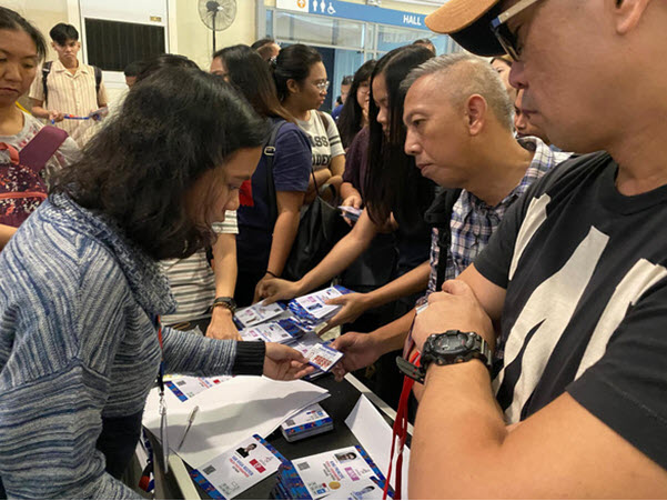 Các phóng viên gặp phải nhiều khó khăn khi tác nghiệp tại Philippines. Ảnh: Tuổi Trẻ