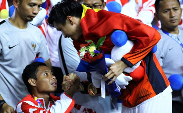 Văn Hậu hỏi thăm Evan Dimas ngay sau trận chung kết SEA Games 30