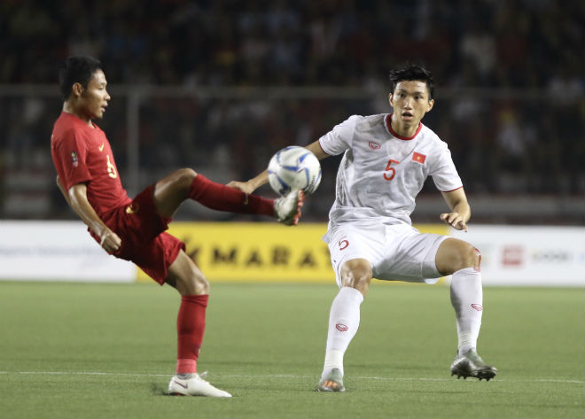 Một tình huống đối đầu giữa Đoàn Văn Hậu và Evan Dimas