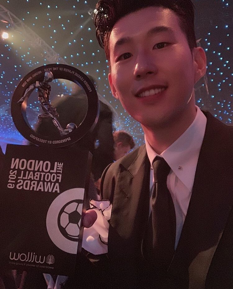 Son chụp ảnh Son Heung-min, hàn quốc, Son Heung-min giành giải thưởng, Tottenham, Premier League, cầu thủ xuất sắc nhất năm