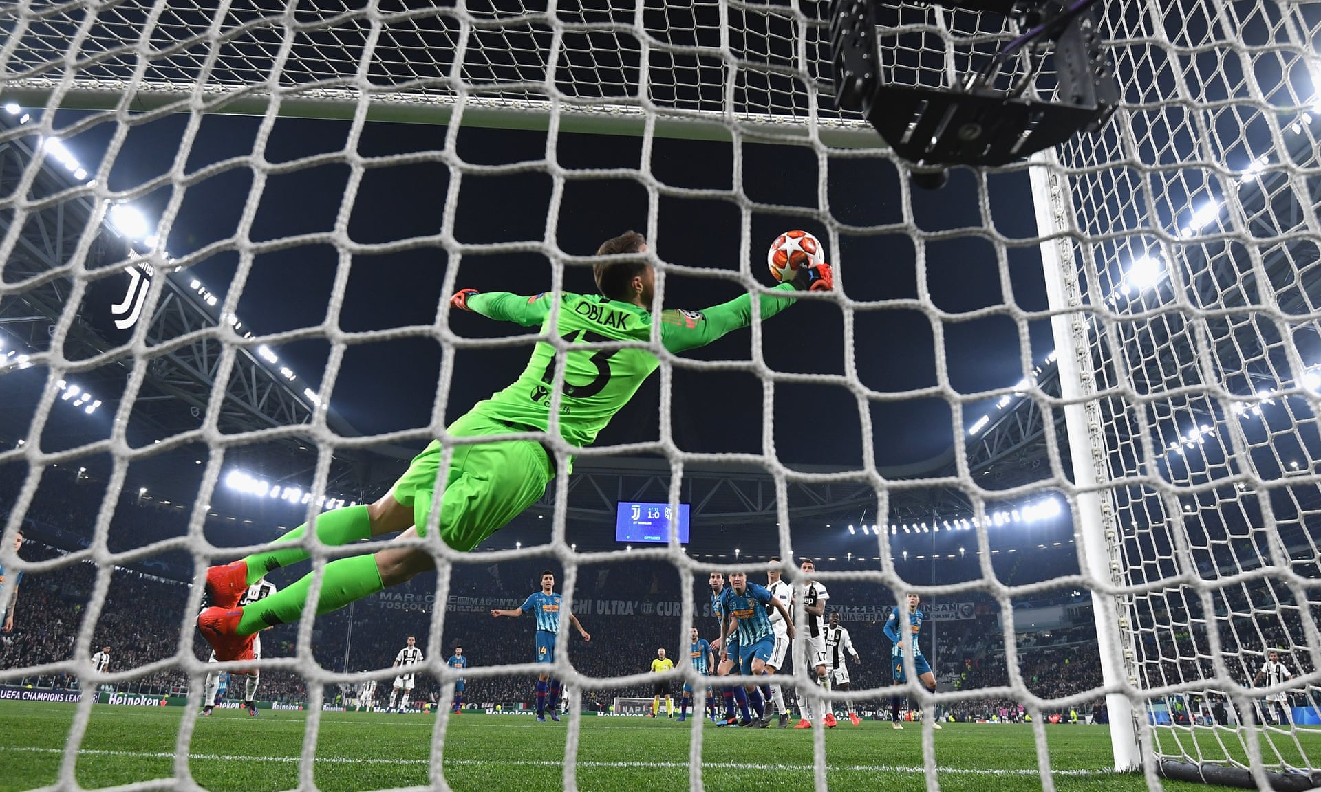 Bàn thắng gây tranh cãi của Ronaldo goal-line sai lầm, ronaldo hat-trick, bàn thắng ronaldo không hợp lệ, trọng tài, juventus 3-0 atletico, goal-line