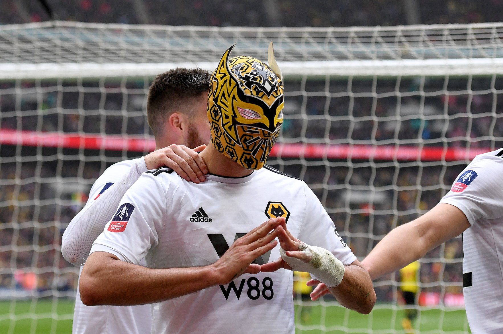 Raul Jimenez nâng tỷ số lên 2-0 ở phút 62 ăn mừng, video ăn mừng, raul jimenez, raul jimenez ăn mừng, wolves 2-3 watford, bán kết cúp fa, cúp fa, chung kết cúp fa