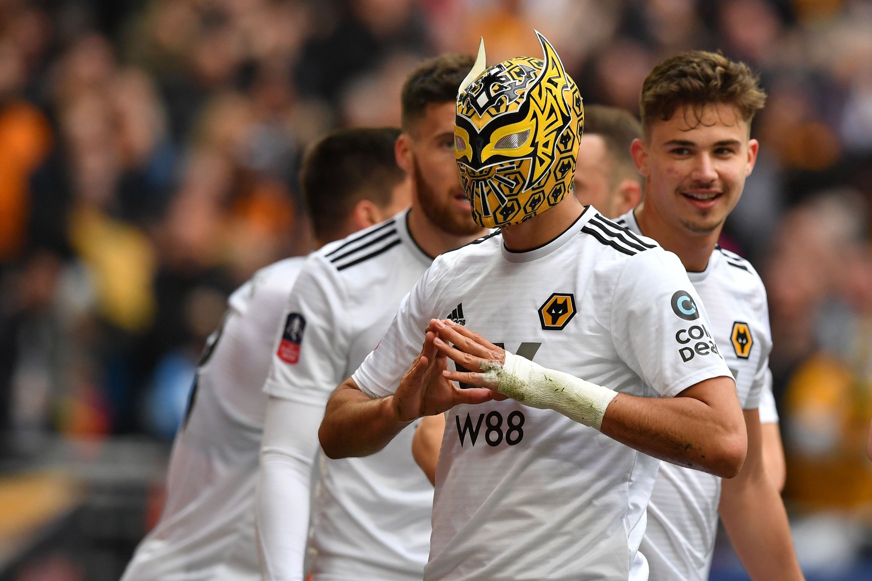 Jimenez thi đấu rất hay trong màu áo Wolves ăn mừng, video ăn mừng, raul jimenez, raul jimenez ăn mừng, wolves 2-3 watford, bán kết cúp fa, cúp fa, chung kết cúp fa