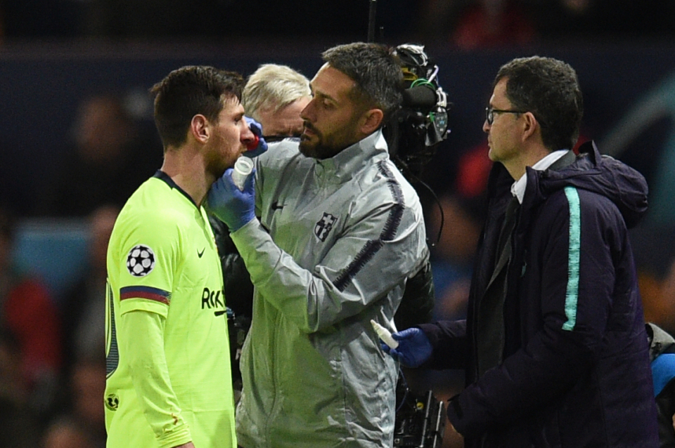Messi cần sự chăm sóc của đội ngũ y tế MU vs barca, MU 0-1 Barca, tứ kết c1, tứ kết champions league, smalling vs messi, messi chảy máu, smalling, messi