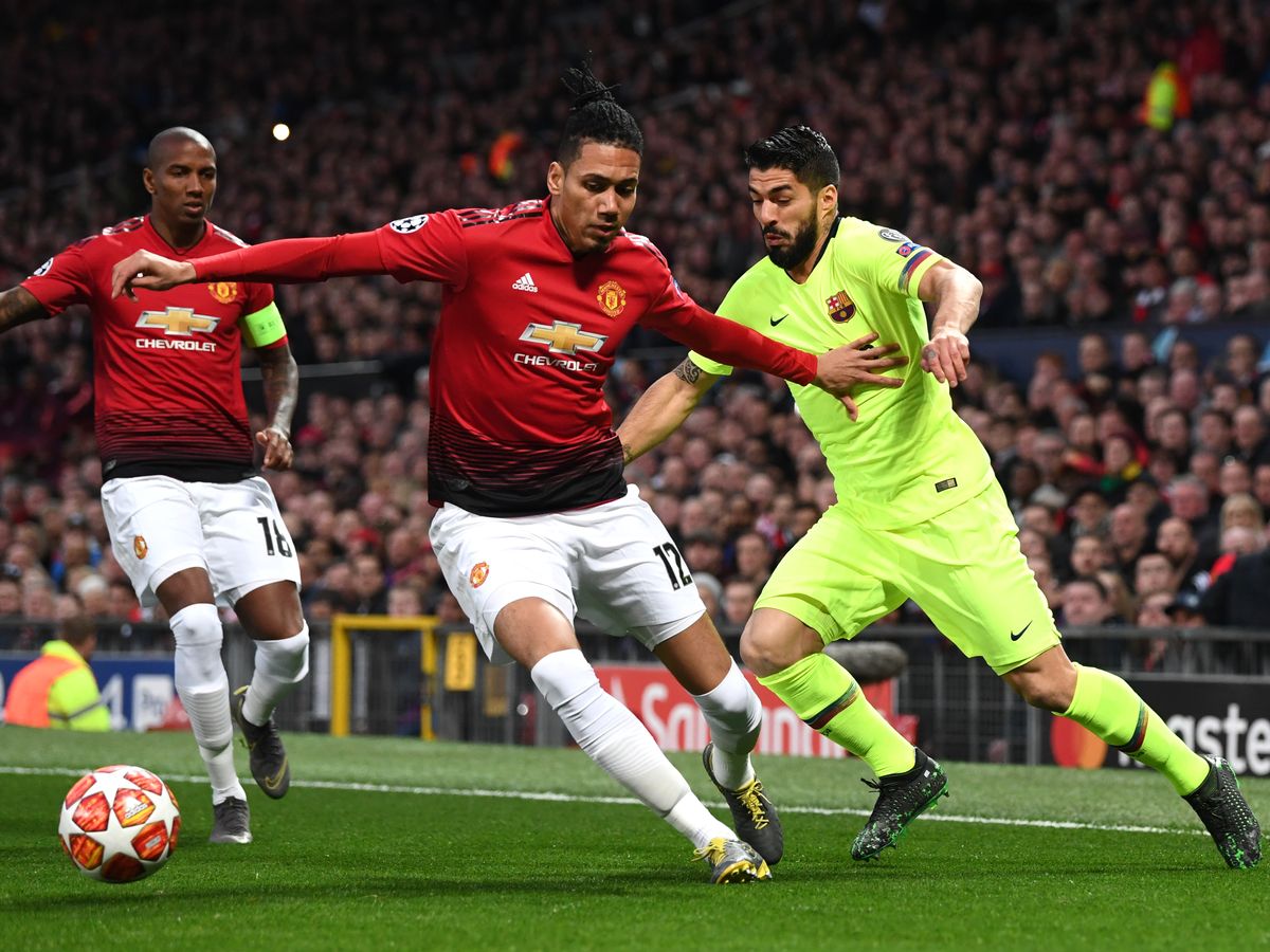 Smalling đã có một trận đấu hay MU vs barca, MU 0-1 Barca, tứ kết c1, tứ kết champions league, smalling vs messi, messi chảy máu, smalling, messi