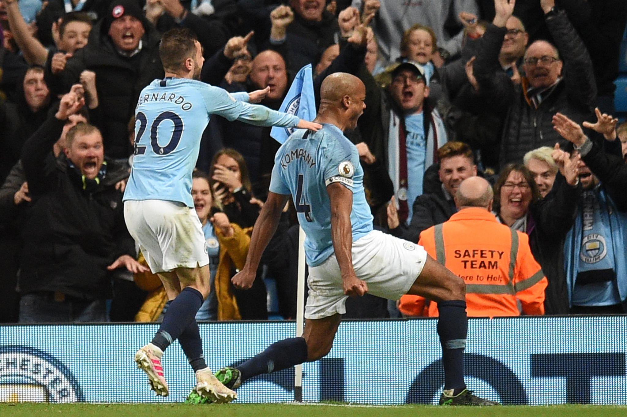 Kompany giúp Man City chạm tay vào chức vô địch ngoại hạng anh, vòng 38 ngoại hạng anh, vô địch ngoại hạng anh, ltd ngoại hạng anh, lịch thi đấu nha, man city, liverpool, vô địch ngoại hạng anh