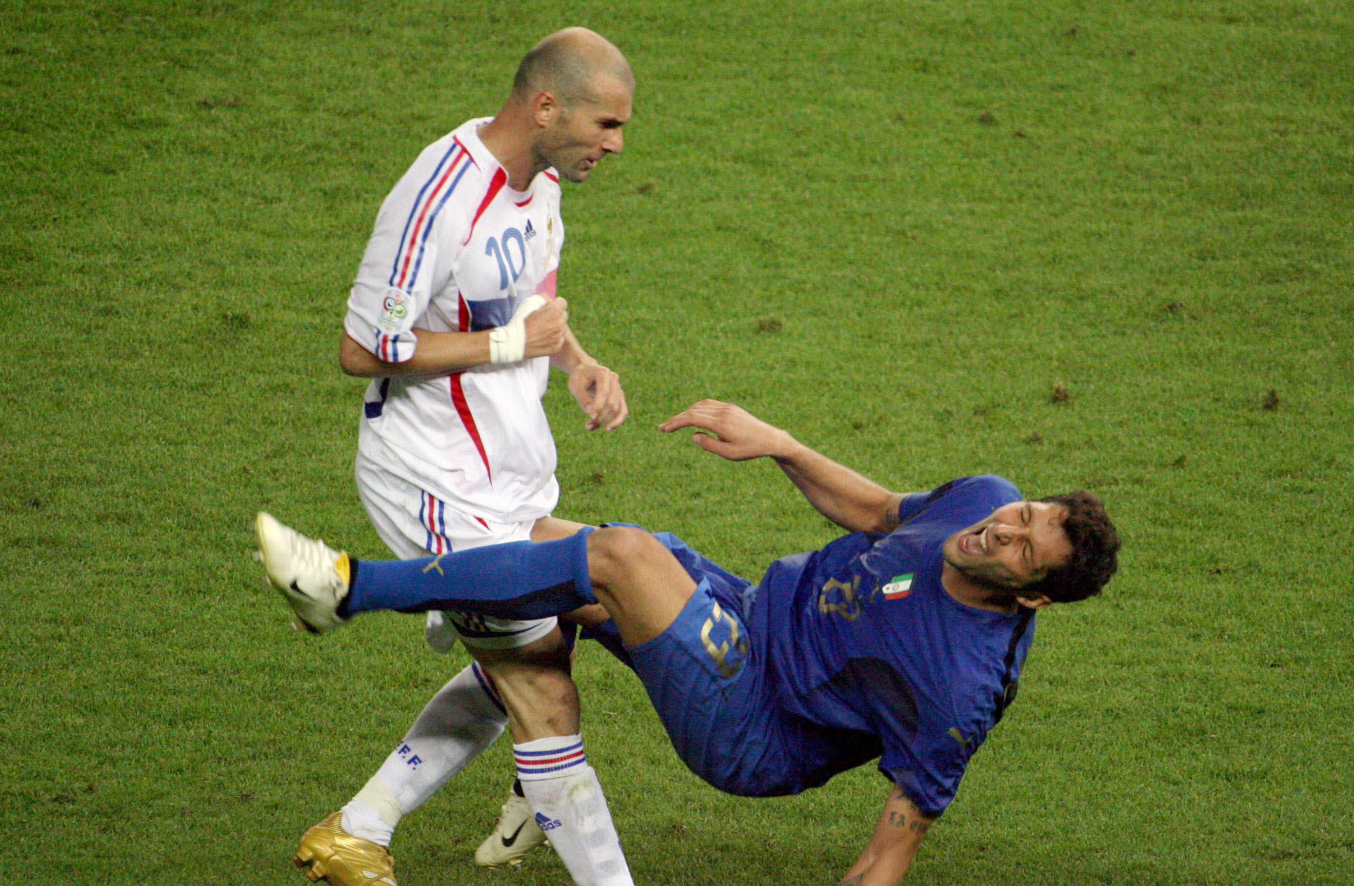 Pha 'thiết đầu công' bê bối trong lịch sử World Cup Zidane, zidane và materazzi, zidane húc đầu, world cup 2006, ngày này năm xưa, scandal của zidane, pháp, italia