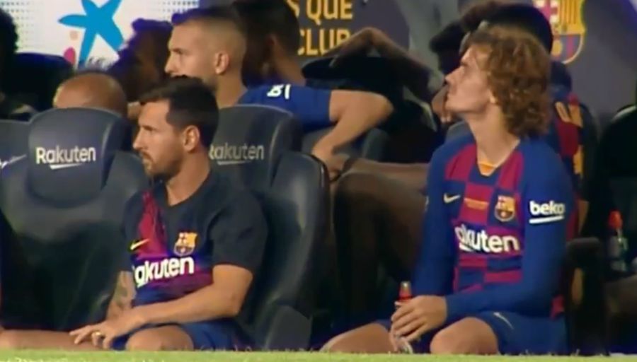 Cả hai không bắt chuyện với nhau dù ngồi rất gần Griezmann, Messi, Barca, Messi từ chối bắt tay Griezmann, Barcelona, Barca gặp Arsenal