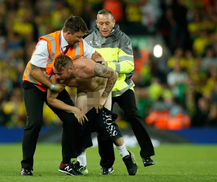 CĐV 'trần như nhộng' lao xuống sân CĐV khỏa thân, CĐV phá rối trận Liverpool gặp Norwich, CĐV lao xuống sân, Liverpool gặp Norwich, Ngoại hạng Anh