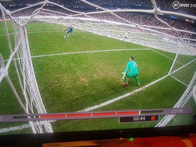 Thủ thành Adrian đã phạm luật ở tình huống này penalty, liverpool vs chelsea, thủ môn liverpool sai luật, siêu cúp châu âu, cđv chelsea, var, abraham, adrian