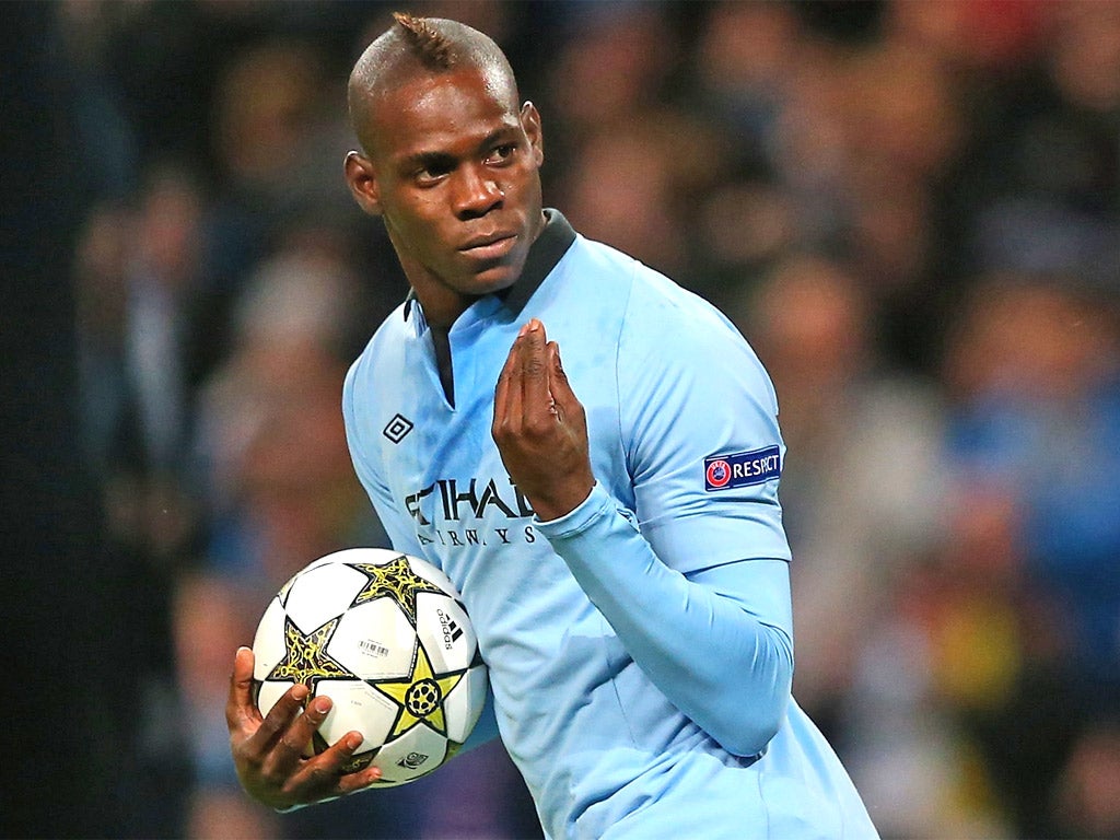 Balotelli chuẩn bị trở lại thi đấu cho đội huyền thoại Man City. Ảnh: The Independent Balotelli, Man City, Ballotelli trở lại Man City, Kompany, huyền thoại Man City