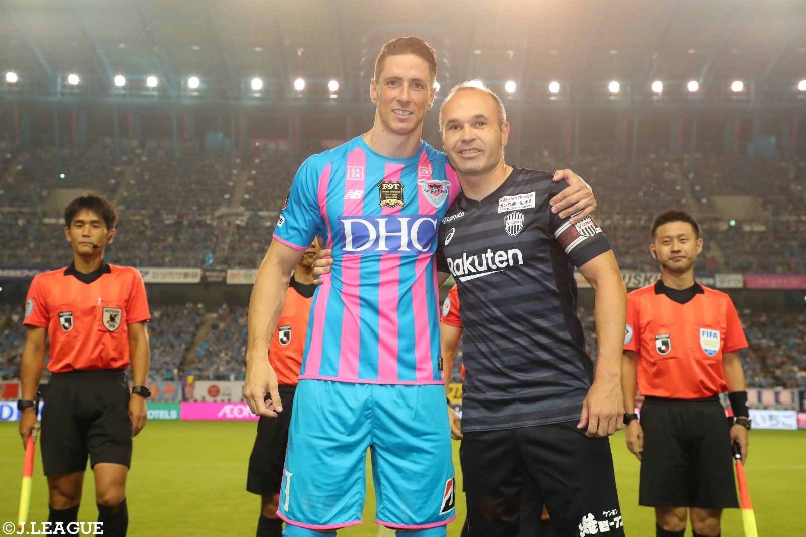 Torres cùng người bạn thân Iniesta. Ảnh: J-League Torres, Torres giải nghệ, video, trận đấu cuối cùng của Torres, Fernando Torres
