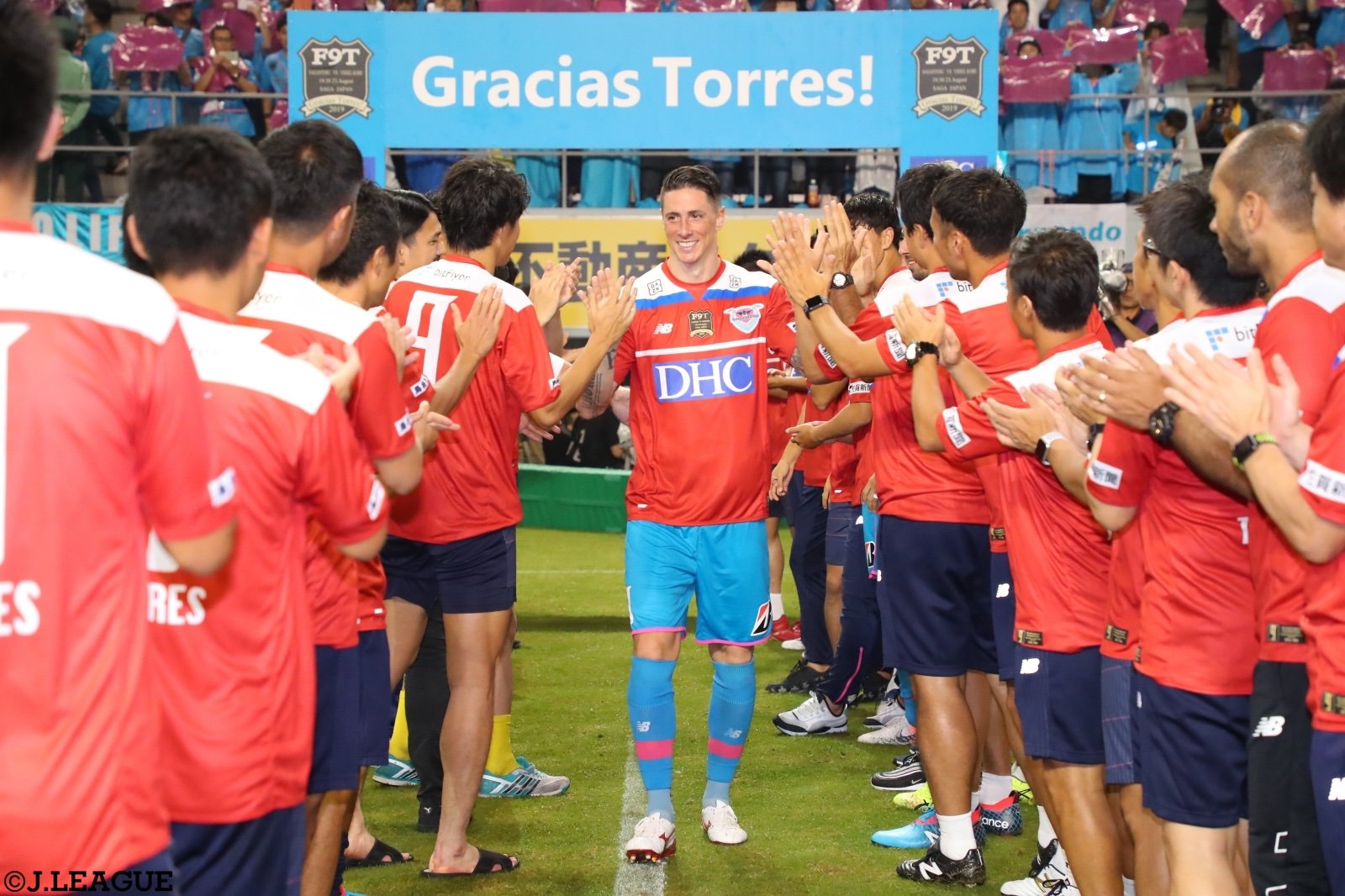 Torres ra sân trong sự chào đón của cầu thủ hai đội. Ảnh: J-League Torres, Torres giải nghệ, video, trận đấu cuối cùng của Torres, Fernando Torres
