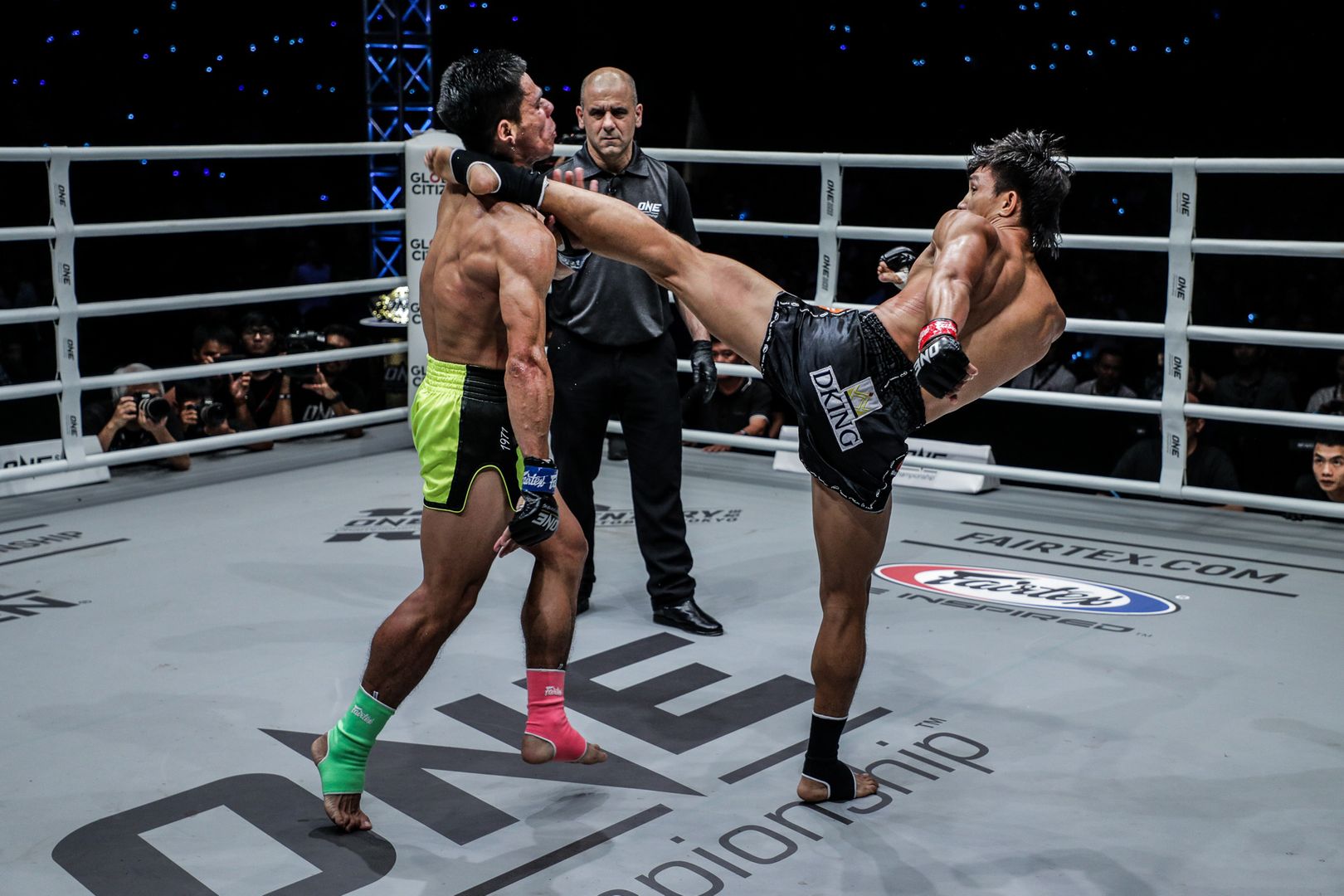 Nguyễn Trần Duy Nhất áp đảo hoàn toàn đối thủ Malaysia. Ảnh: ONE Championship Nguyễn Trần Duy Nhất, ONE Championship, Việt Nam, độc cô cầu bại, Muay Thai, Duy Nhất, ONE