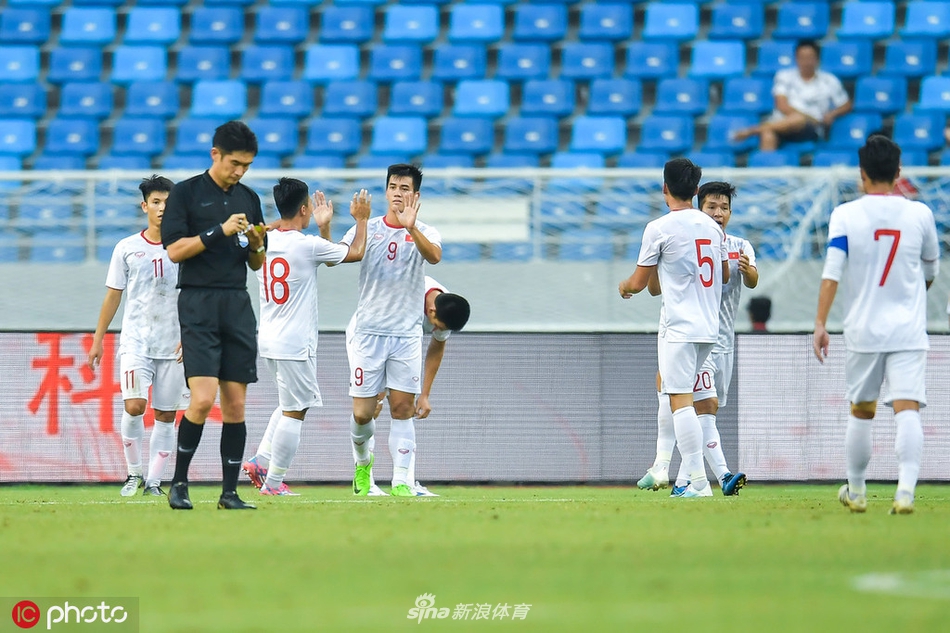 Tiến Linh lập cú đúp giúp U22 Việt Nam đánh bại U22 Trung Quốc. Ảnh: Sina U22 Việt Nam vs U22 Trung Quốc, U22 Việt Nam, Trung Quốc, Việt Nam, U22 Trung Quốc, Guus Hidding, Park Hang-Seo