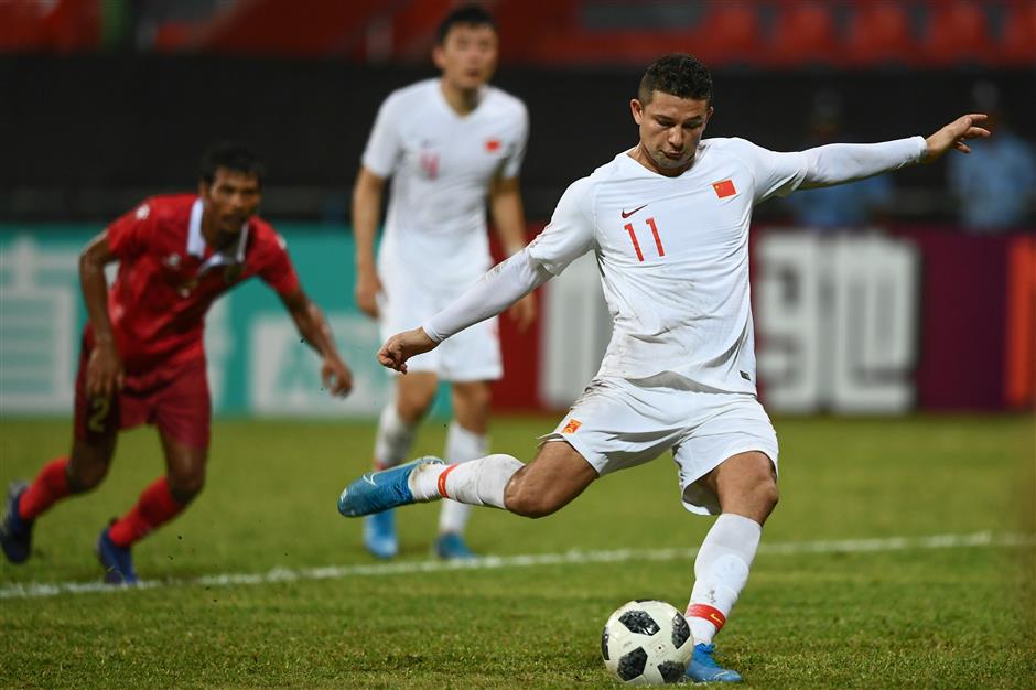 Elkeson lập cú đúp cho ĐT Trung Quốc. Ảnh: Shanghai Daily vòng loại World Cup 2022, Trung Quốc, CĐV Trung Quốc, Elkeson, World Cup 2022, nhập tịch, ĐT Trung Quốc, Trung Quốc vs Maldives
