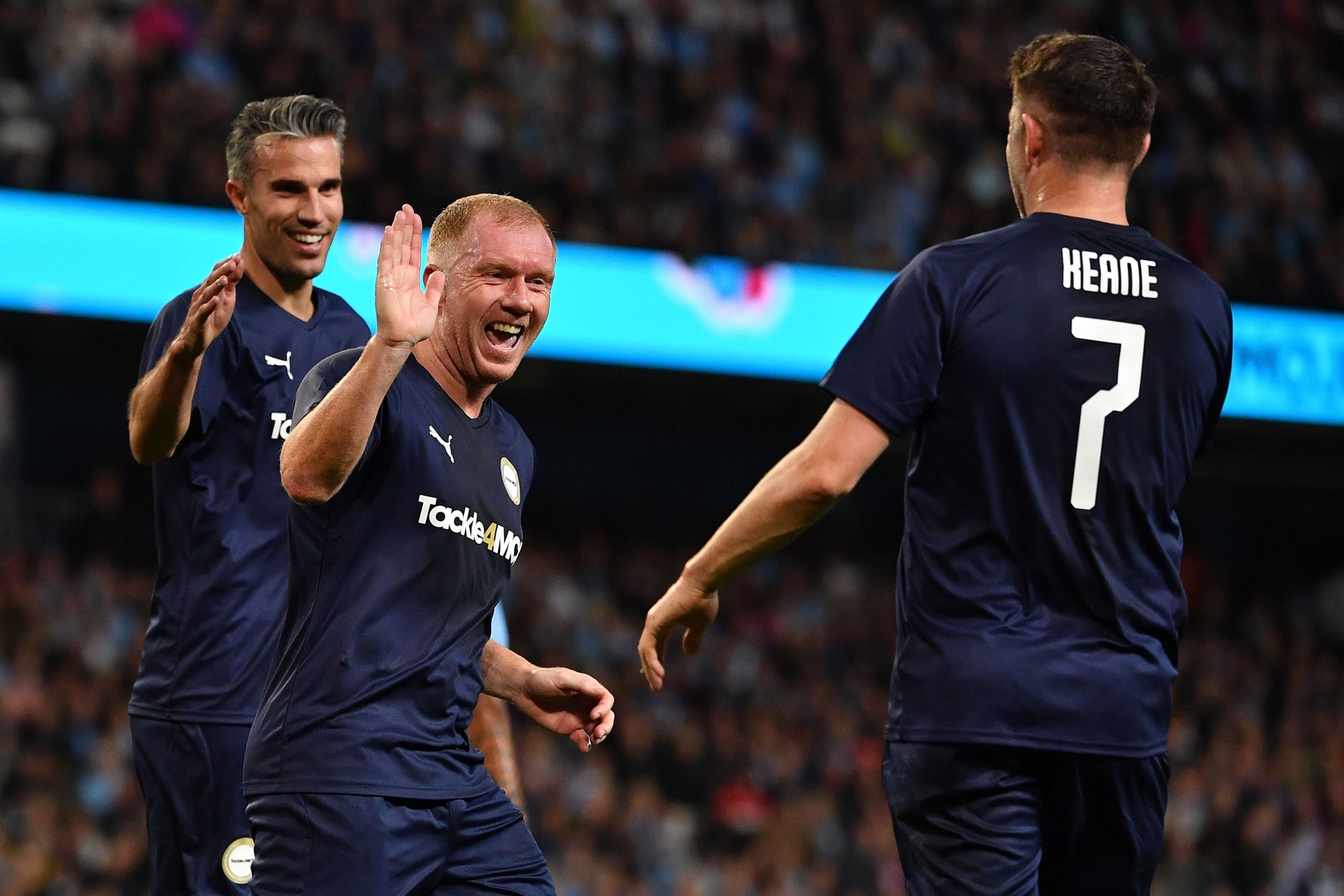 Trận tri ân Kompany diễn ra cởi mở với nhiều pha bóng đẳng cấp. Ảnh: Standard Paul Scholes, Scholes, huyền thoại MU, fan MU, huyền thoại Man City, tri ân Kompany, Man Utd, Man City