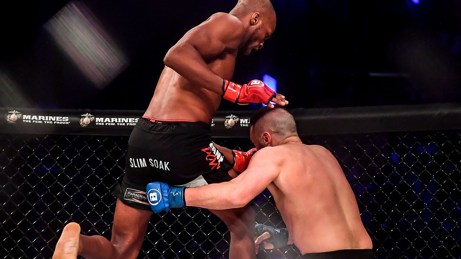 Đòn 'gối bay' đẹp mắt của Michael 'Venom' Page. Ảnh: Internet video, video võ thuật, Michael Page, Venom, Richard Kiely, Bellator 227, bay người lên gối, đầu gối bay