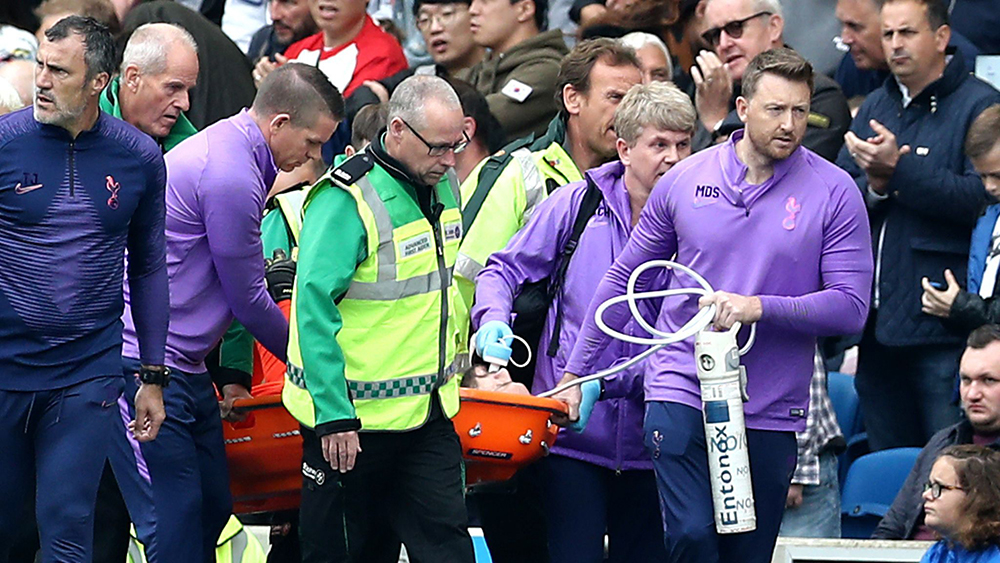 Đội ngũ y tế đã phải lập tức vào cuộc. Ảnh: Internet Lloris chấn thương, Hugo Lloris, Tottenham thua, Brighton 3-0 Tottenham, Ngoại hạng Anh, Tottenham