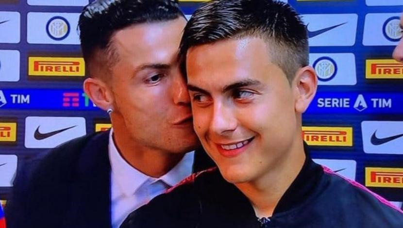 Ronaldo hôn má Dybala. Ảnh chụp màn hình Inter 1-2 Juventus, Juve thắng Inter, Juventus, Inter, Ronaldo, Dybala, Serie A, Ronaldo hôn má Dybala
