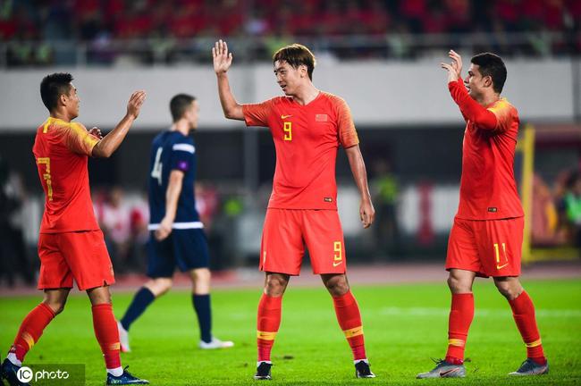 CĐV Trung Quốc phản ứng trái chiều với chiến thắng. Ảnh: Sina ĐT Trung Quốc, vòng loại World Cup 2022, VL World Cup, Trung Quốc 7-0 Guam, CĐV Trung Quốc nổ tung trời, CĐV Trung Quốc