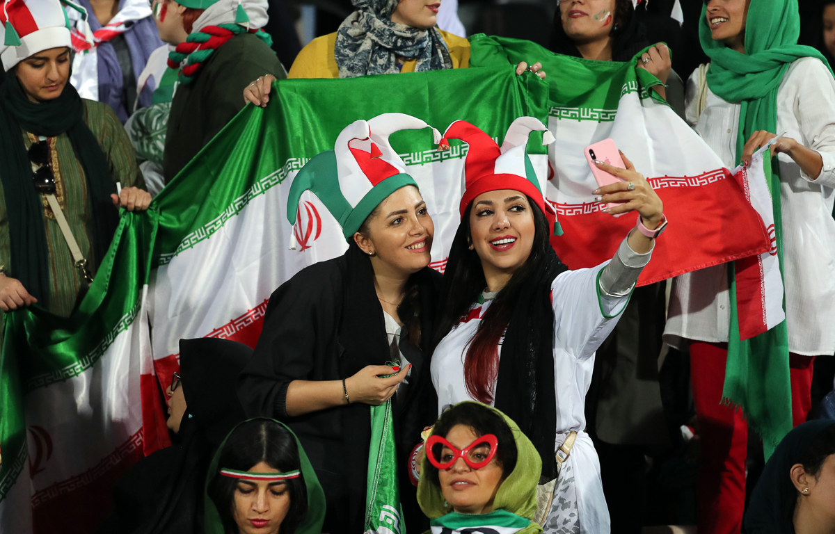 Các CĐV nữ Iran tỏ ra rất hào hứng. Ảnh: Internet Vòng loại World Cup, VL World Cup 2022, Iran, Iran 14-0 Campuchia, World Cup 2022, CĐV nữ Iran