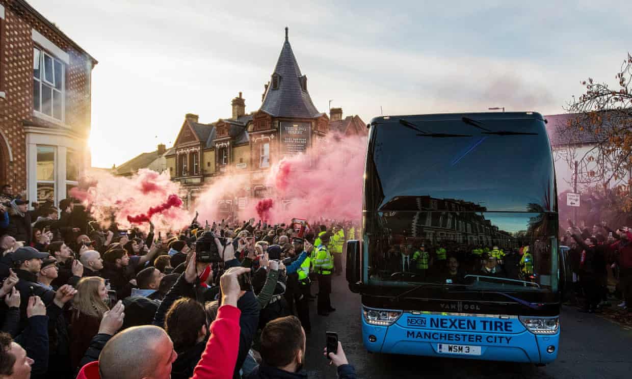 Xe bus của Man City đã có mặt ở Anfield. Ảnh: The Guardian Trực tiếp Liverpool vs Man City, Liverpool vs Man City, Liverpool, Man City, trực tiếp Ngoại hạng Anh, Ngoại hạng Anh